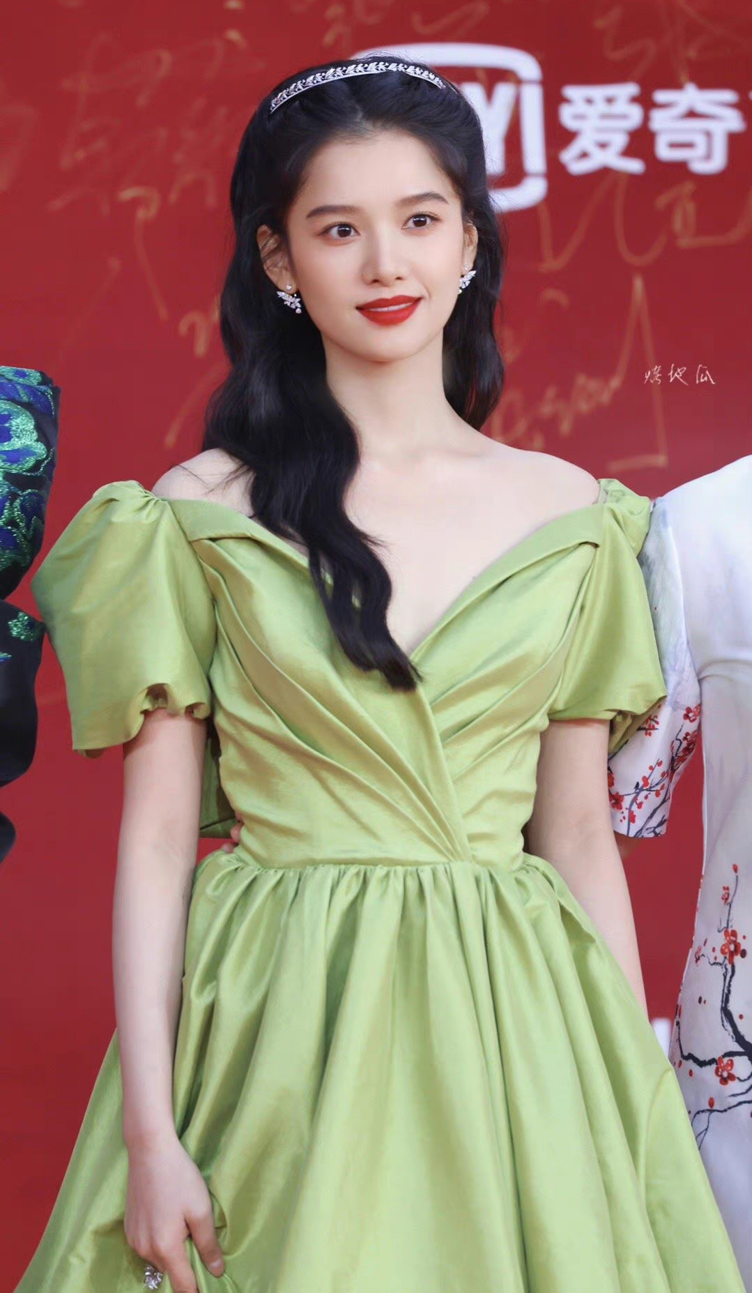 張婧儀綠裙造型好優(yōu)雅
